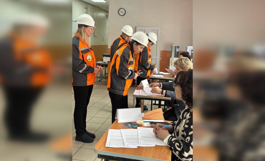 Сотрудники предприятия на избирательном участке