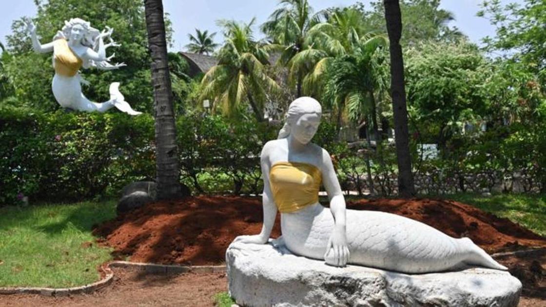 В Индонезии статуям русалок прикрыли грудь золотыми топами