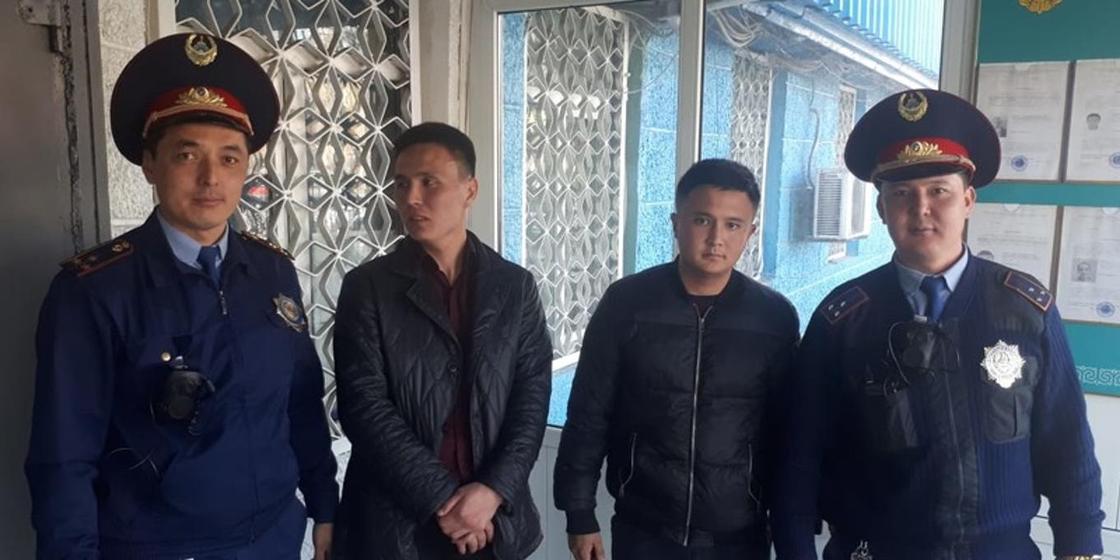 Алматыда жалған полицейлер адамдарды тонап кетті Алматыда жалған полицейлер адамдарды тонап кетті