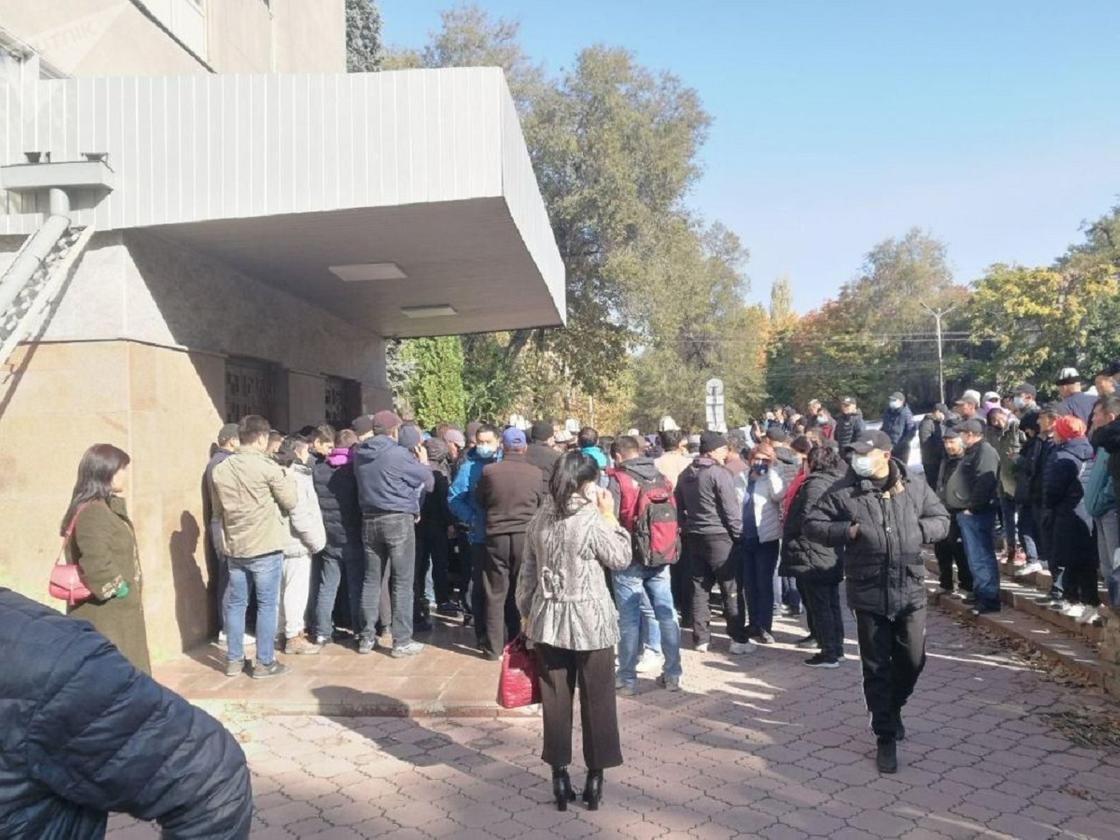 Митингующие собрались перед Домом правительства в Бишкеке