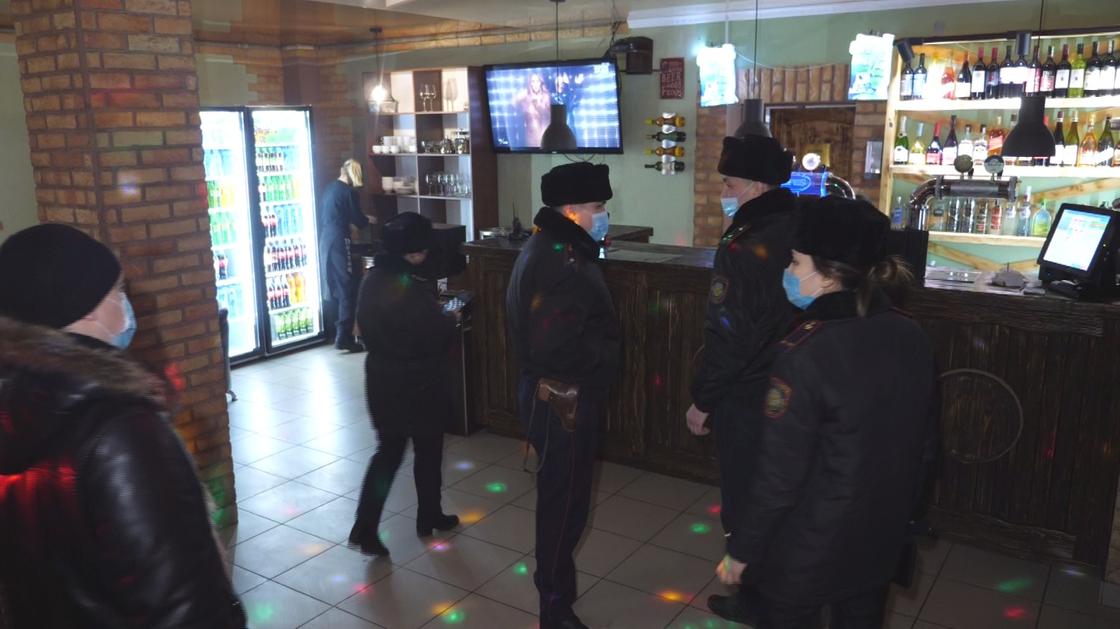 Полицейские проверяют заведение в Петропавловске