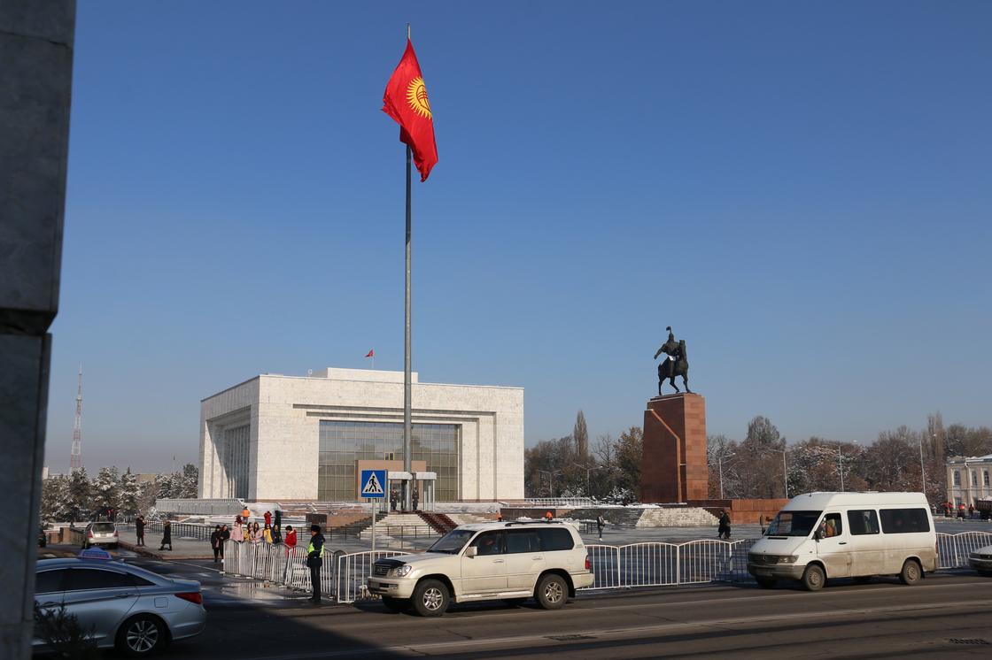 Сутки до визита Токаева: что происходит на площади Бишкека (фото)