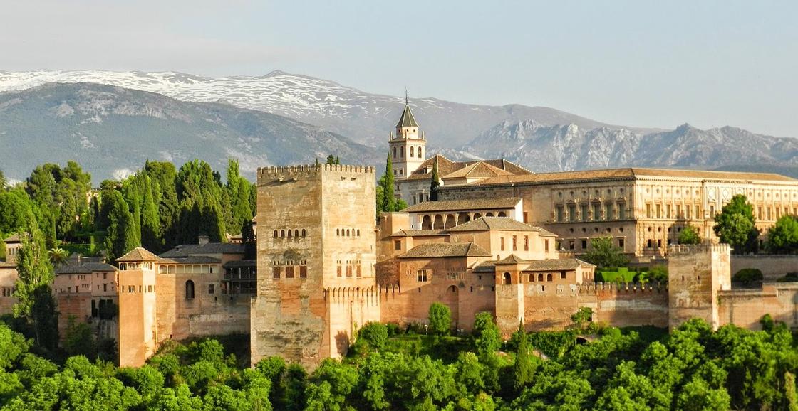 Вид на парковый и архитектурный ансамбль Альгамбра в Гранаде