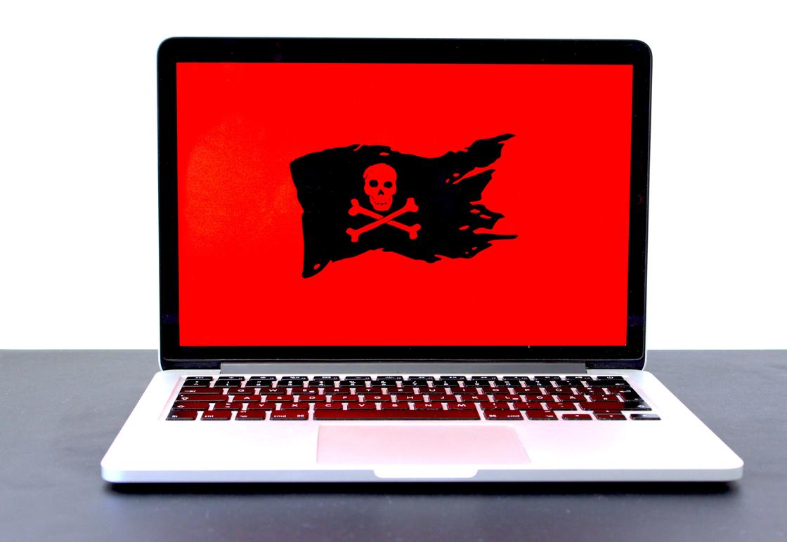 Ноутбук із зображенням знака піратів