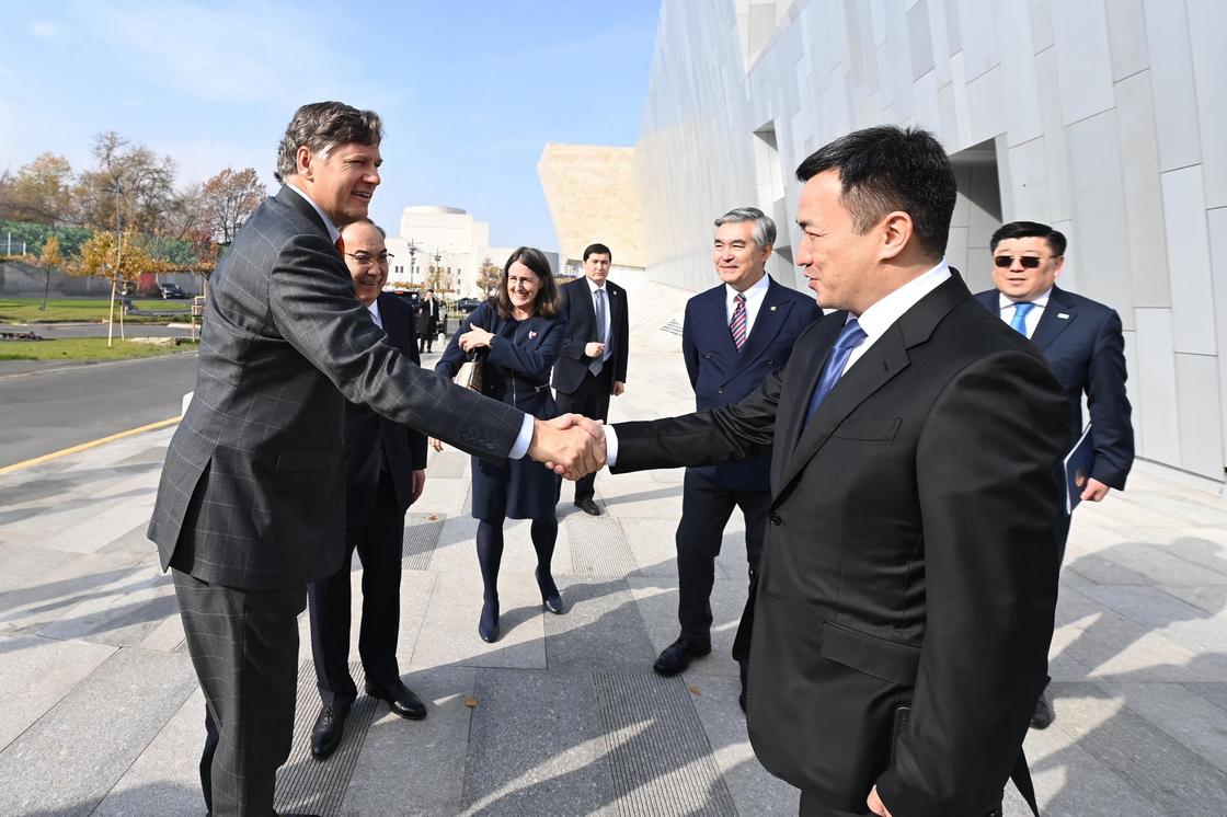 Представители США в Алматы