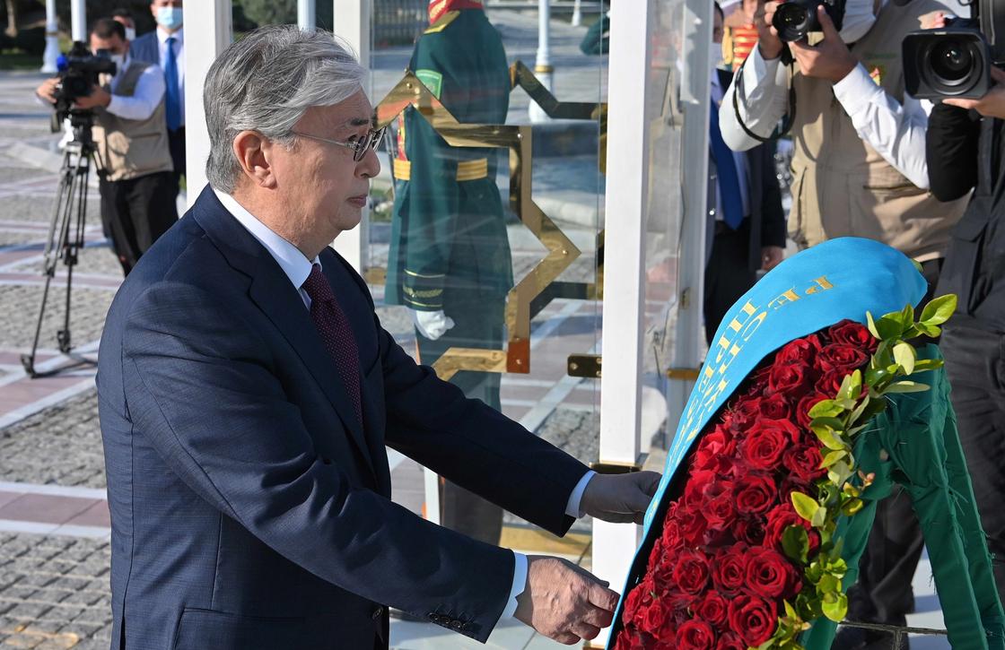 Президент Казахстана возложил цветы к монументу Независимости Туркменистана