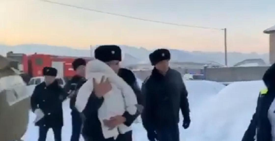 Крушение самолета в Алматы: появилось видео спасения младенца Крушение самолета в Алматы: появилось видео спасения младенца