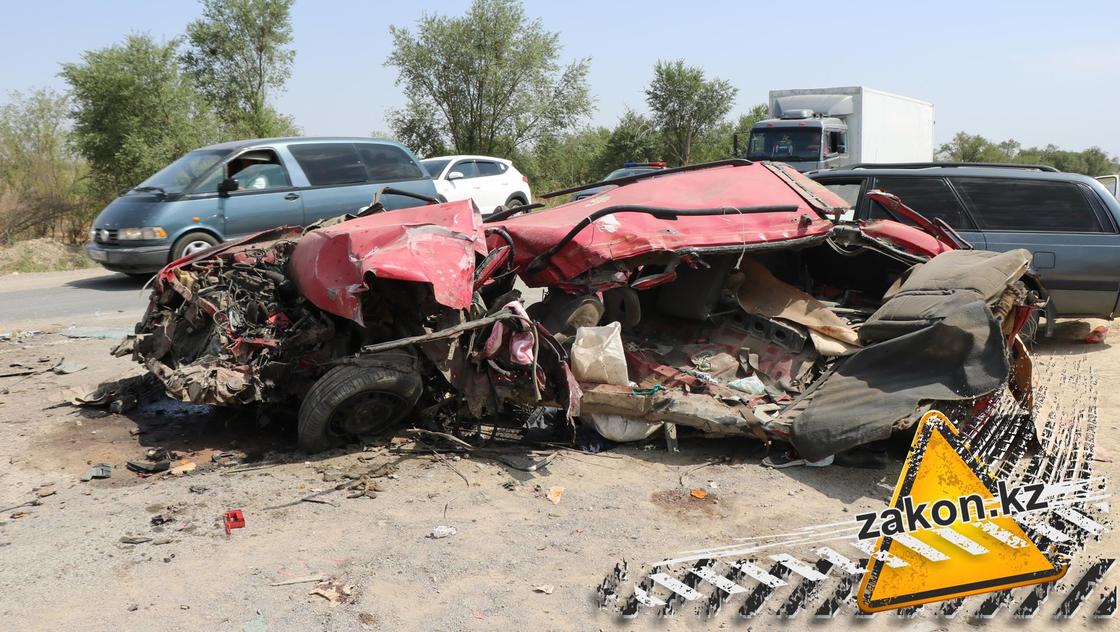От авто ничего не осталось: 5 человек погибли в ДТП на трассе Алматы - Бишкек (фото, видео)
