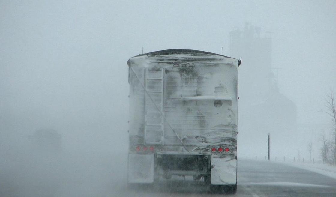 Водитель грузовика из Беларуси застрял в снежном заносе на трассе в Карагандинской области