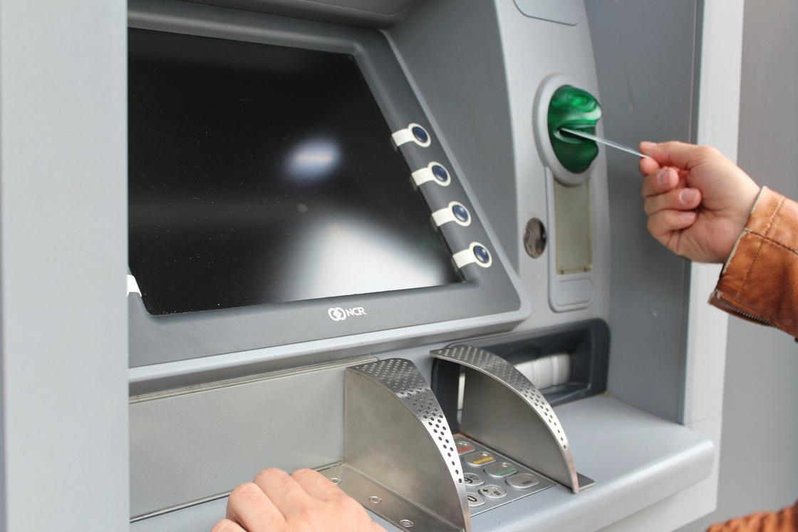 Как вернуть «проглоченную» банкоматом карту за несколько секунд