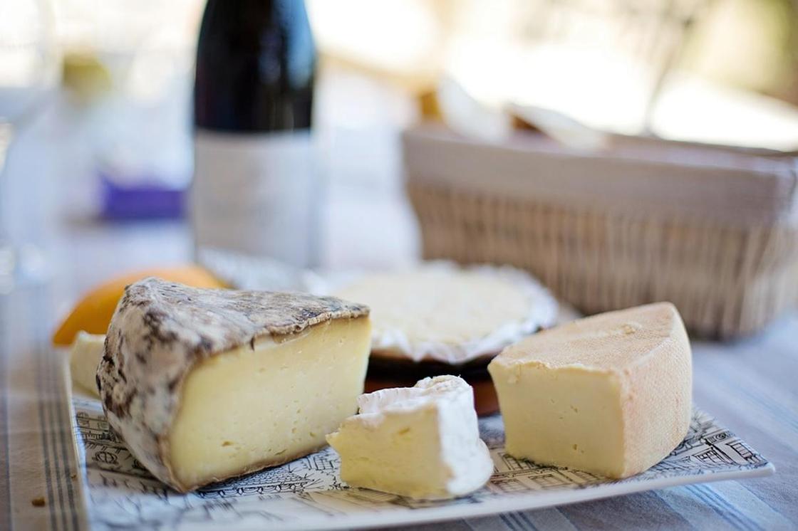 Сыр с плесенью: виды, польза и вред