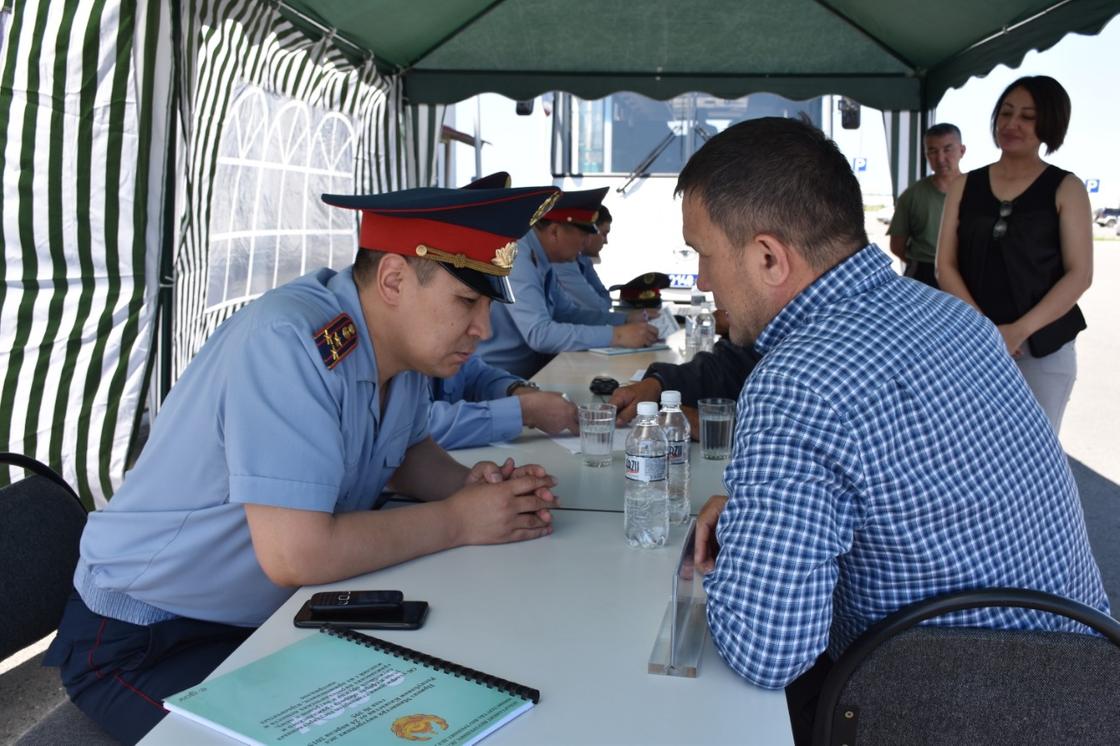 Полицейские проконсультировали граждан по разным вопросам в Алматинской области