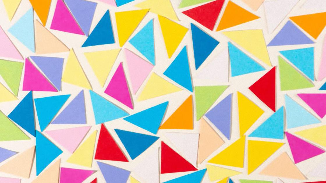 Мозаика из разноцветных треугольников с просветами