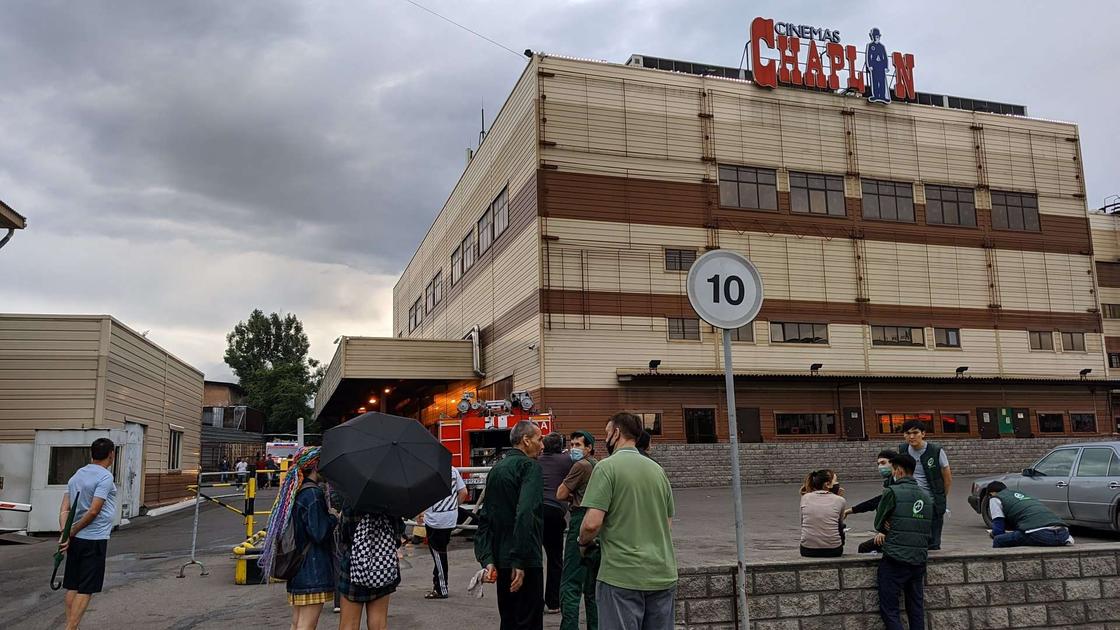 Что сейчас происходит на месте пожара в ТРЦ "ADK" в Алматы (фото, видео)