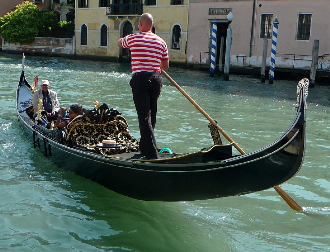 Гондола плывет в Венеции