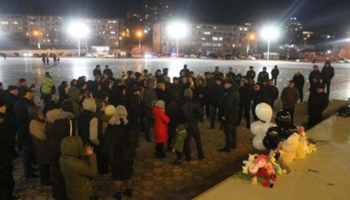 Актаусцы почтили память погибших при пожаре в Астане детей (фото)