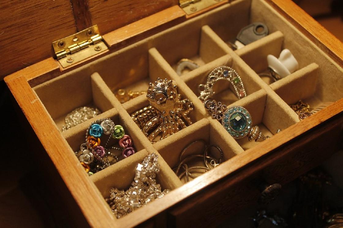 Золото и бриллианты на 10 миллионов тенге украли из квартиры в Темиртау