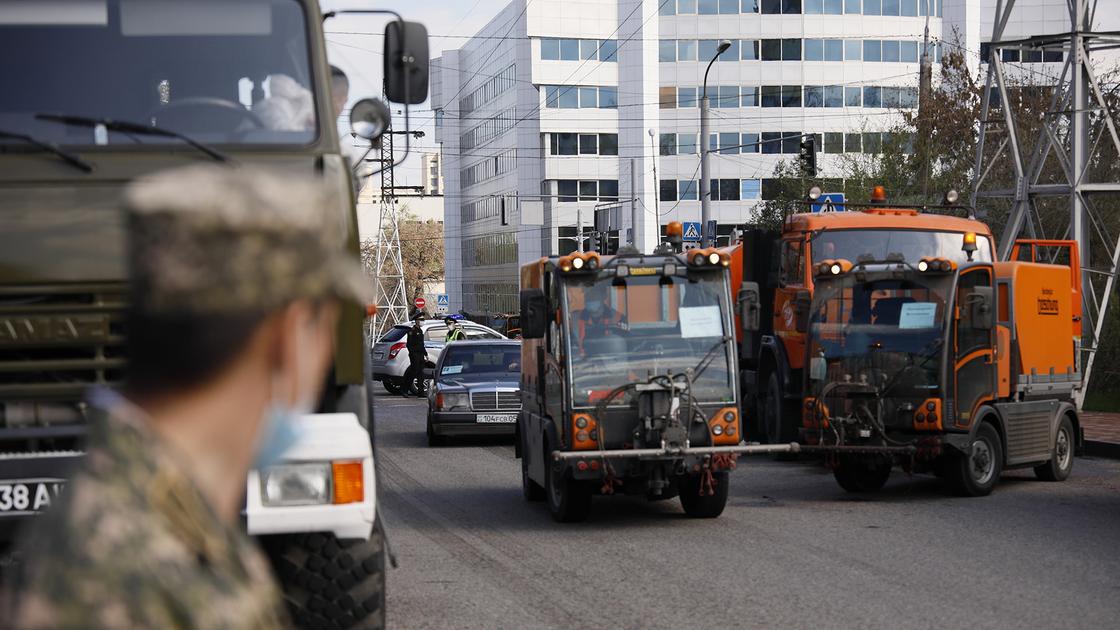 Как военнослужащие и журналисты дезинфицируют улицы Алматы