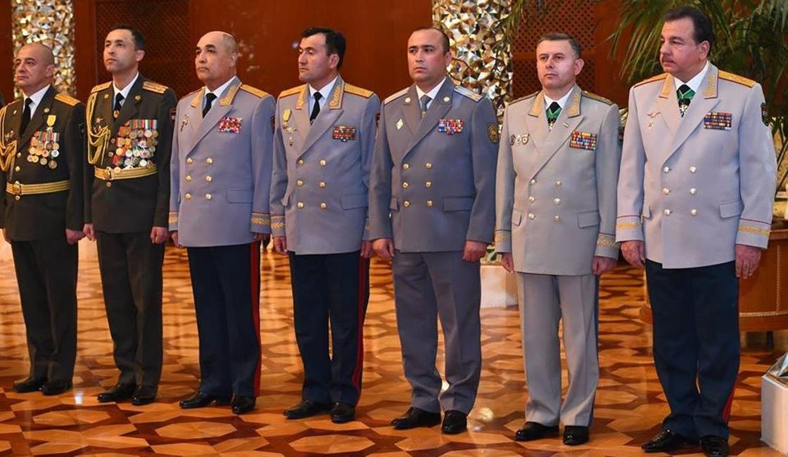 1,4 млн тенге за форму: таджикские генералы одеваются у зарубежных кутюрье