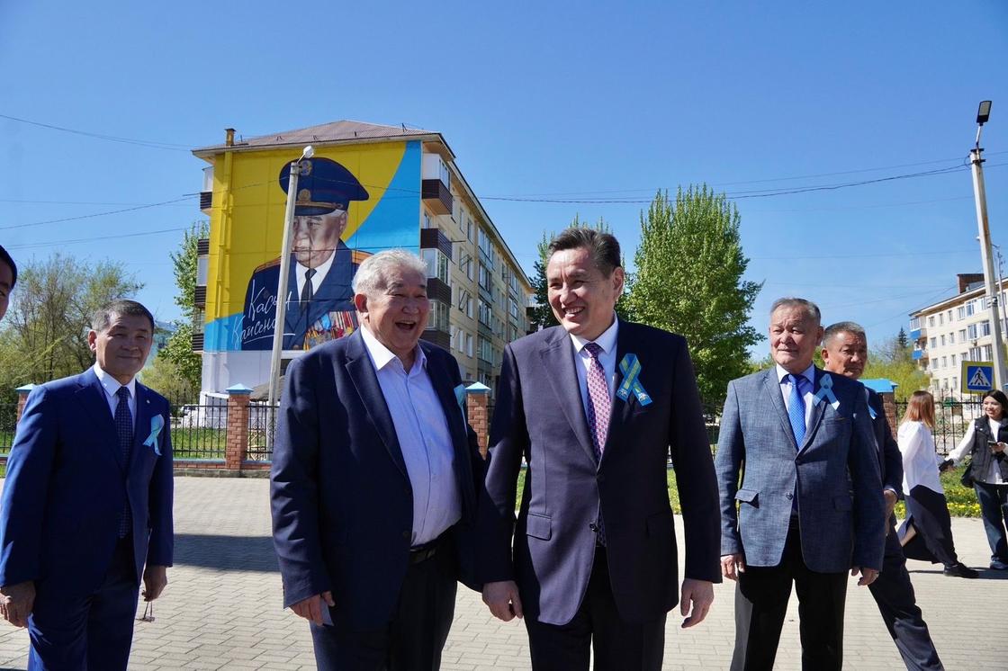 Аллея героев в поселке Касыма Кайсенова