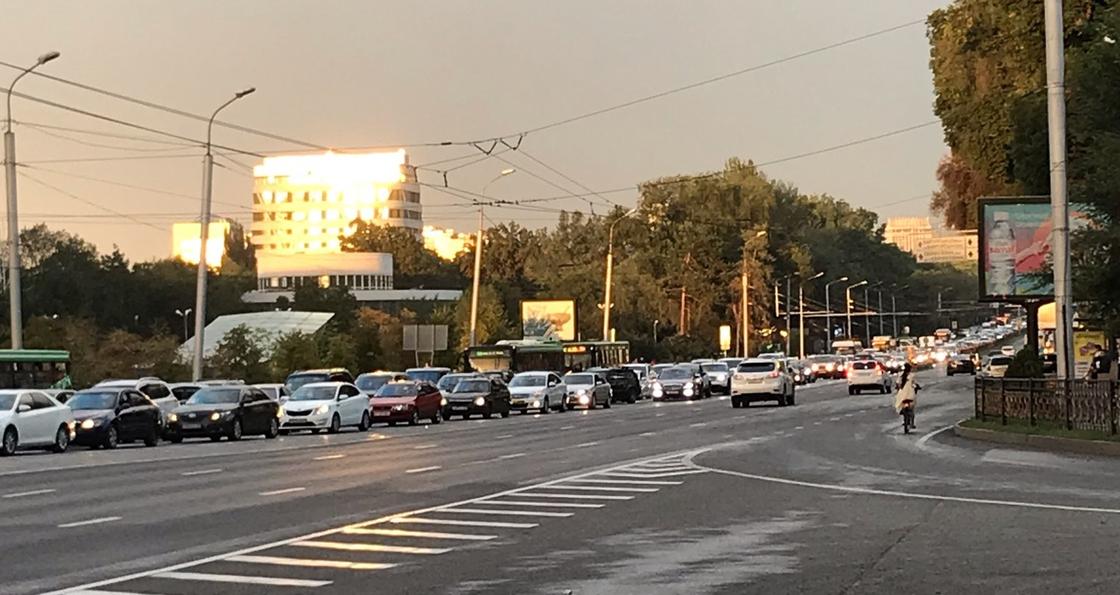 Страшные пробки образовались на нескольких улицах Алматы (фото)
