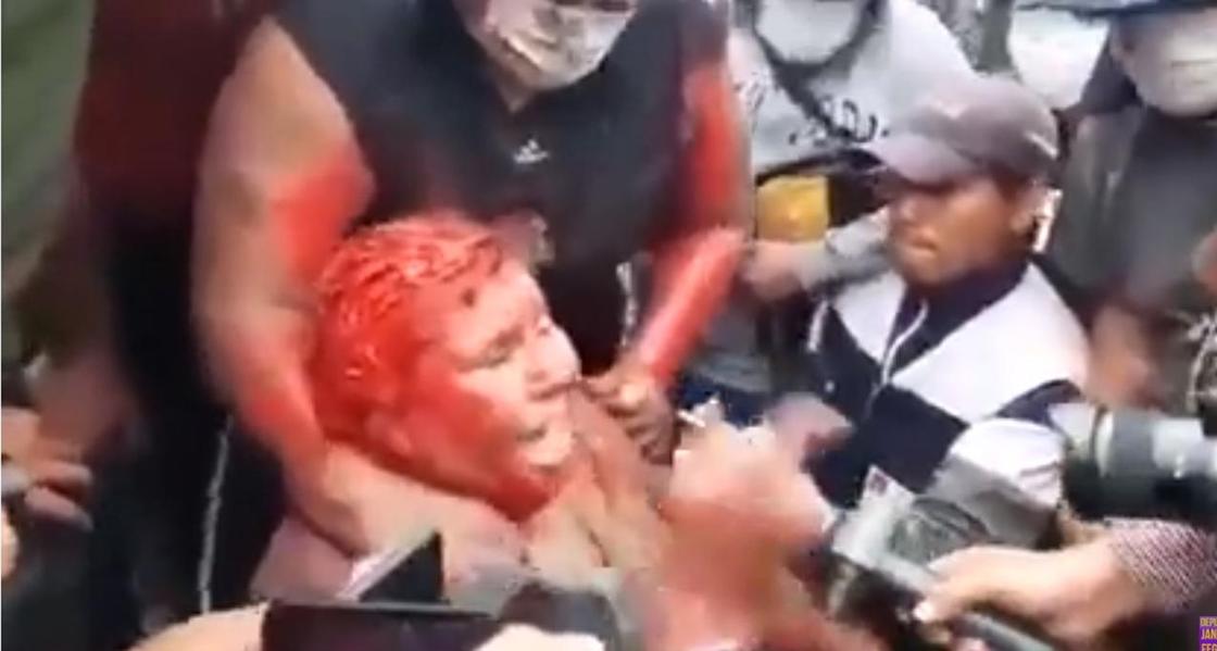 Толпа протестующих остригла и полила краской мэра в Боливии (видео)