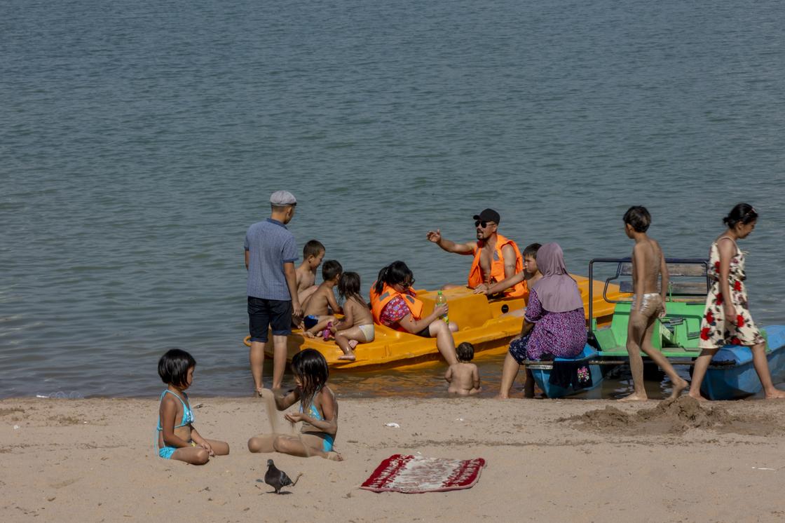 Дети сидят в лодке на Сайране