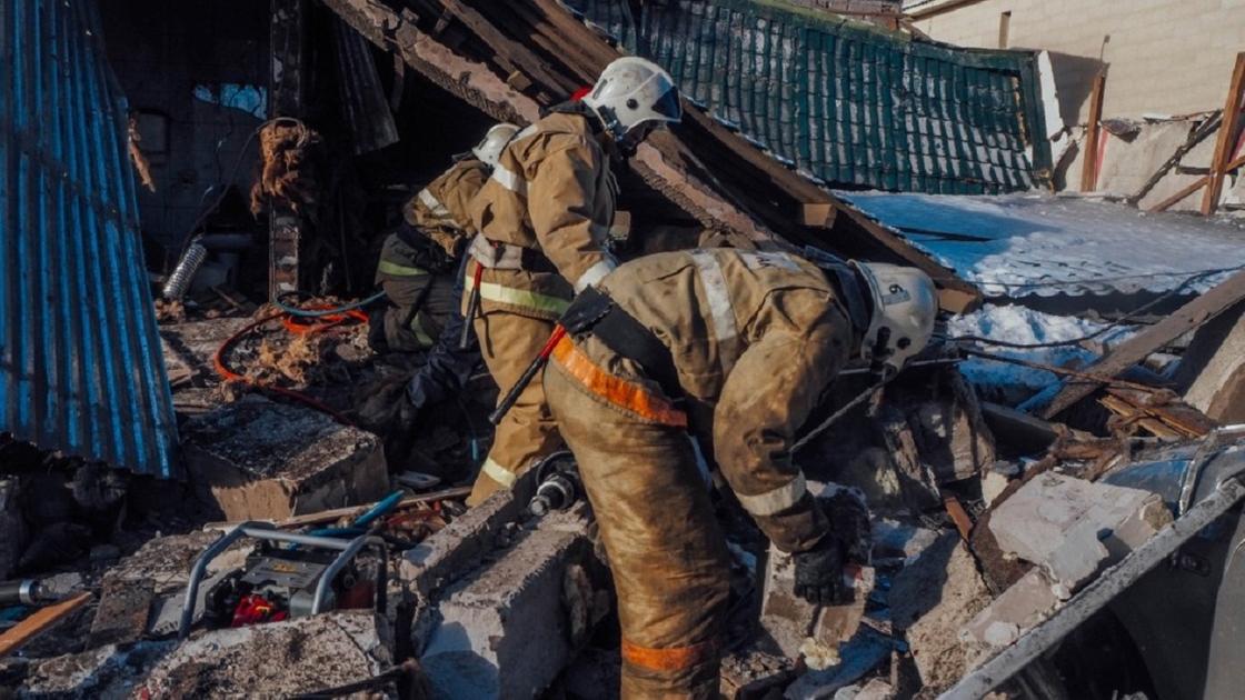 Спасатели работают на месте взрыва кафе