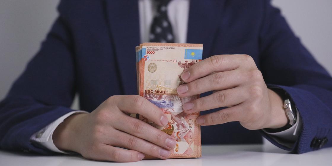 Сколько зарабатывают госслужащие в Казахстане