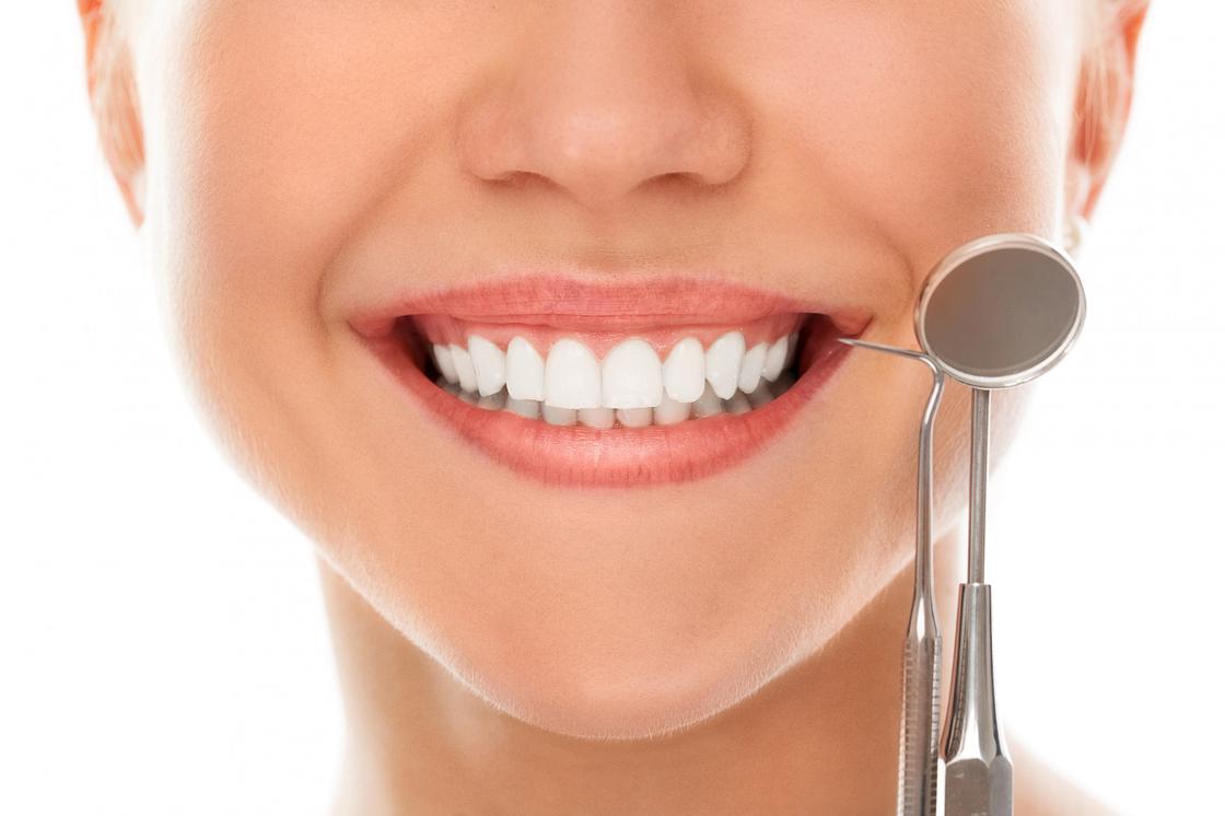 Виниры на зубах, стоматологические инструменты