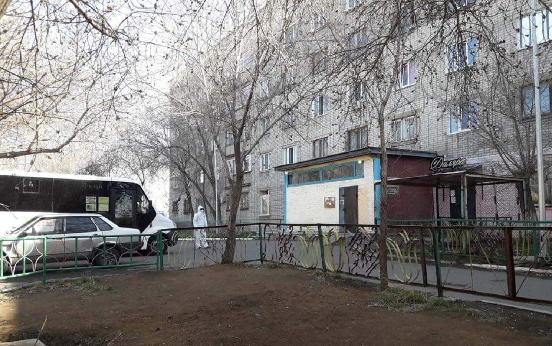 Жители карантинного общежития кинулись с ножом на медиков в Павлодаре