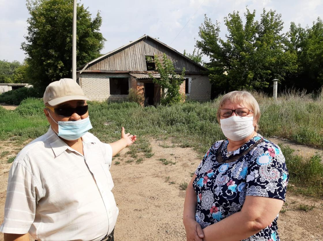 Жители аварийного барака полтора года живут во временных квартирах в Уральске