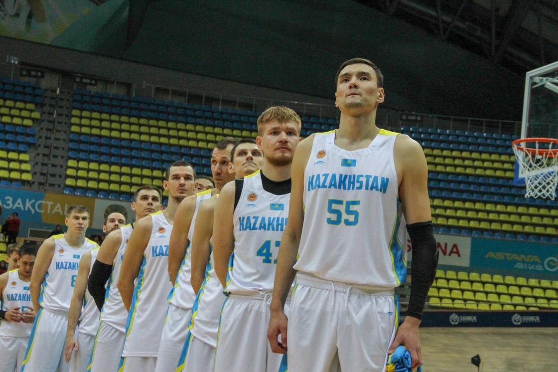 Сборная Казахстана по баскетболу во время исполнения государственного гимна РК