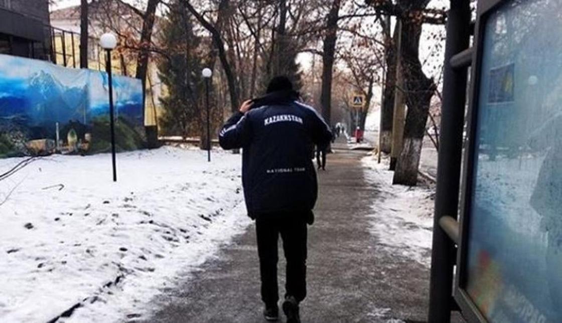 «Угрожали ножом ее однокласснице»: телефон украли у школьницы в Алматы (фото)