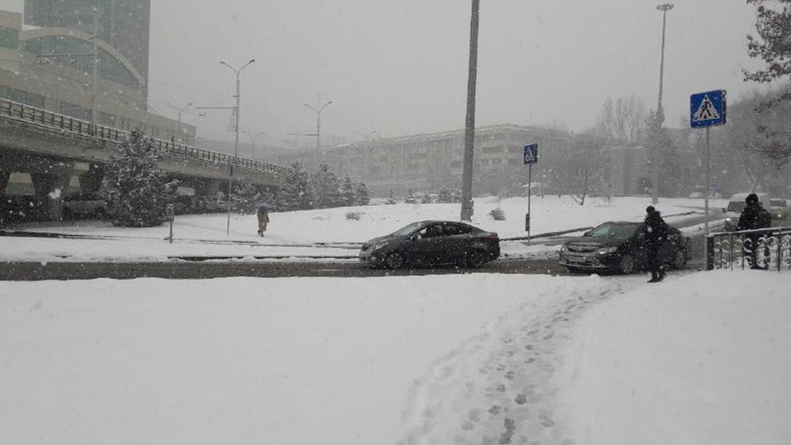 «Погода просто сказка!»: Алматинцы публикуют фото заснеженного города