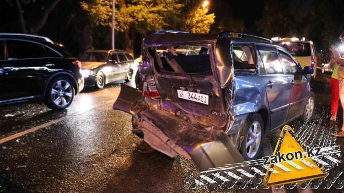 Три автомобиля попали в ДТП во время ливня в Алматы (фото)