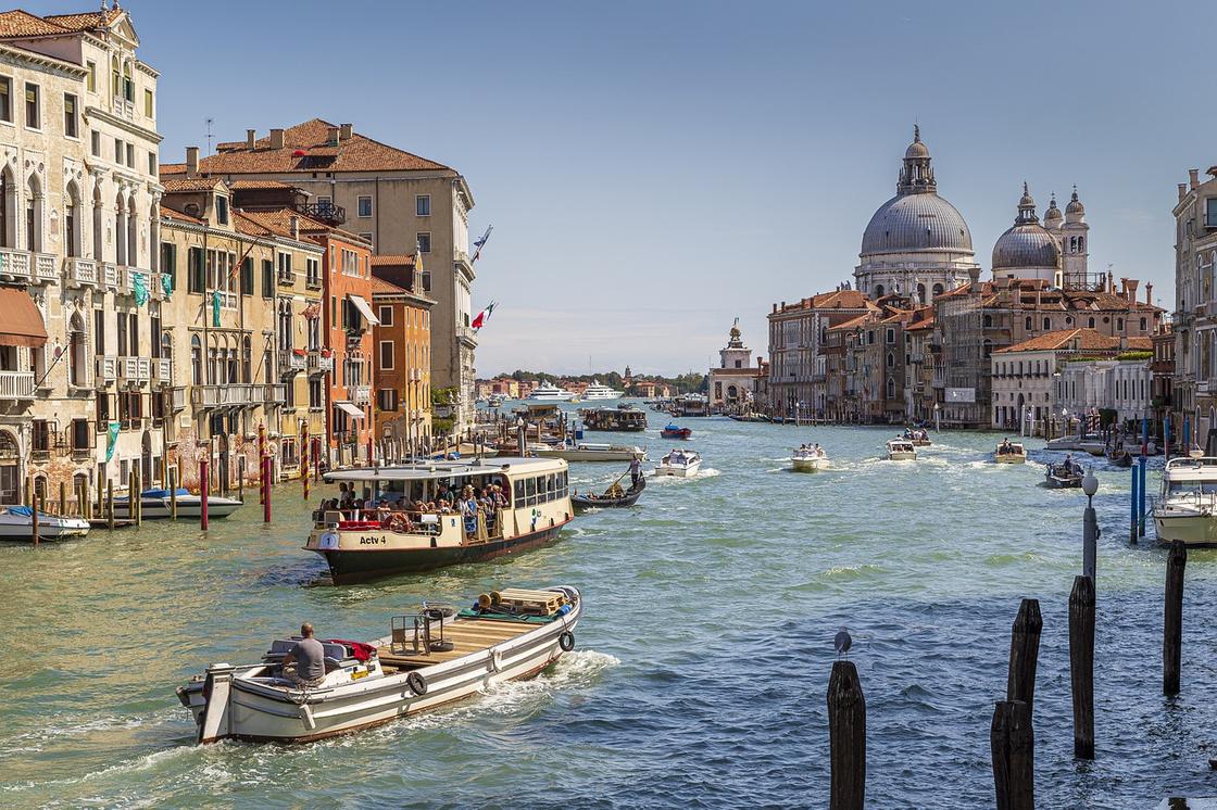 Лодки, курсирующие по Гранд Каналу в Венеции