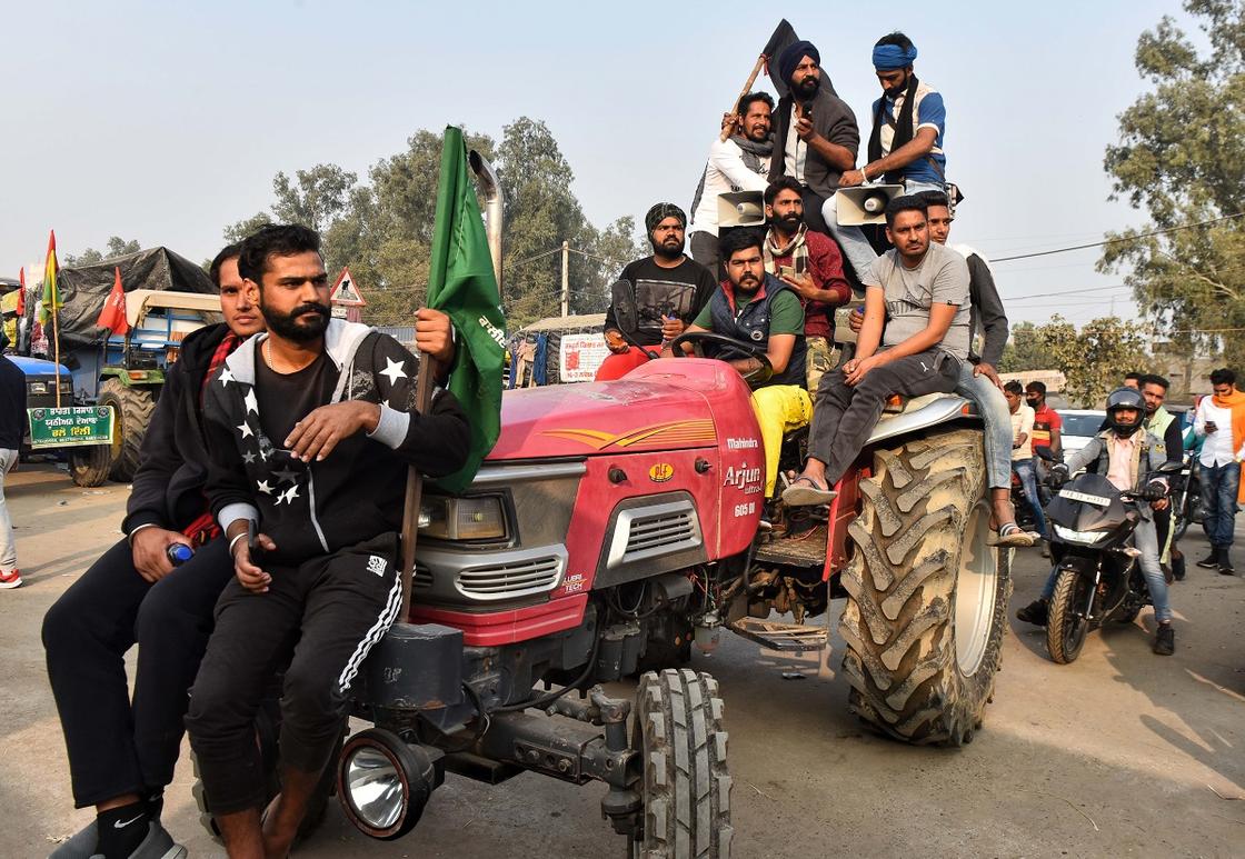 Протестующие на тракторе в Индии