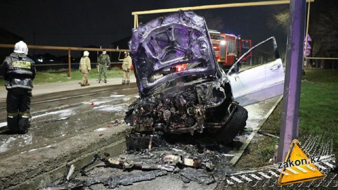 Водитель иномарки погиб в жуткой аварии в Алматы (фото, видео)