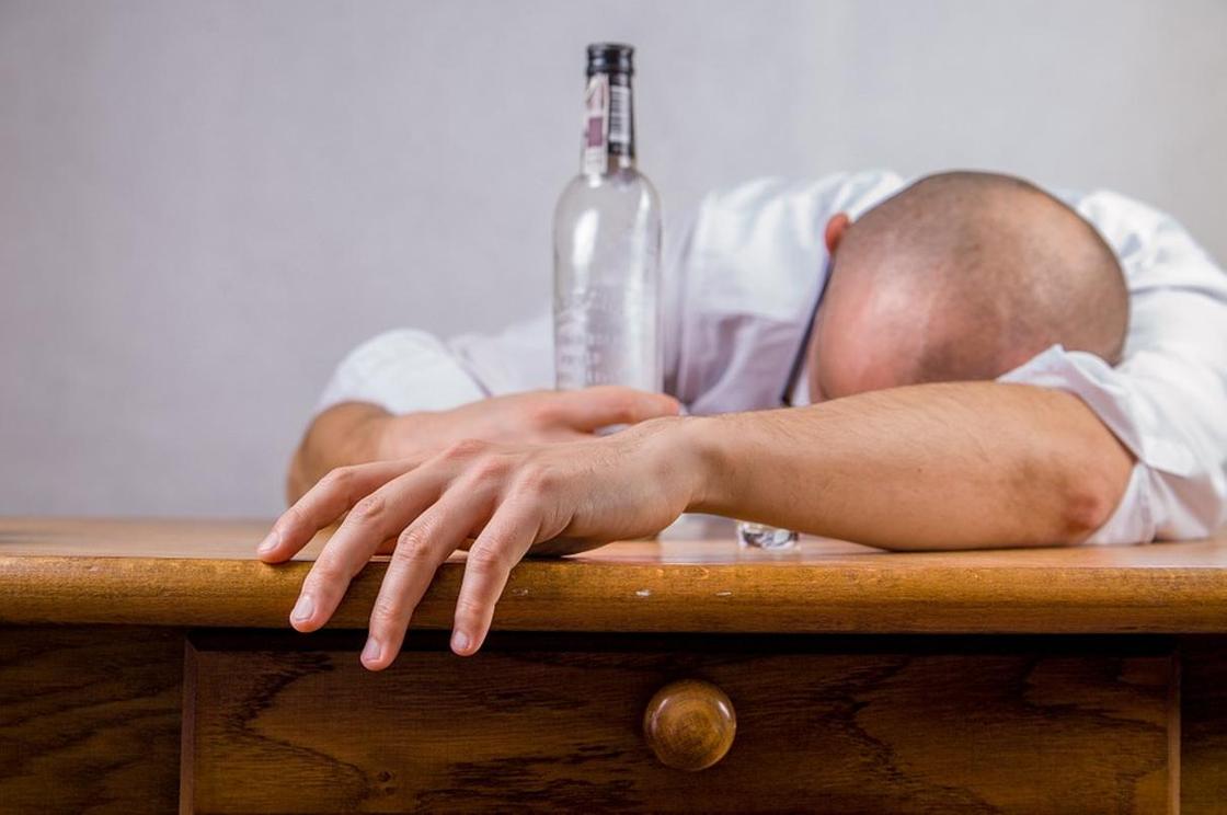 Чиновника в Костанае могут уволить за распитие алкоголя на работе