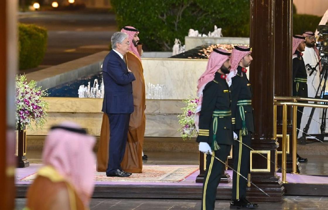 Президент пен Салман бен Әбделазиз Әл Сауд екі елдің әнұранын тыңдауда