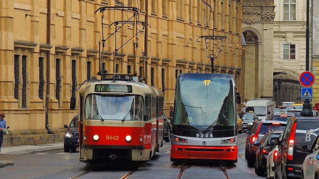 Трамваи на улице Праги