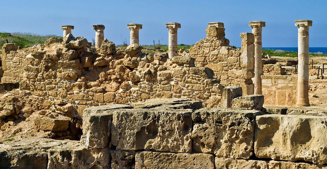 Вид на развалины и колонны древних строений на Пафосе