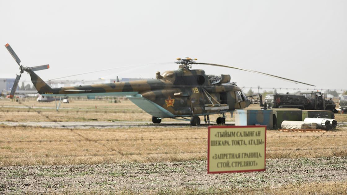 Вертолет МИ-17 стоит на площадке