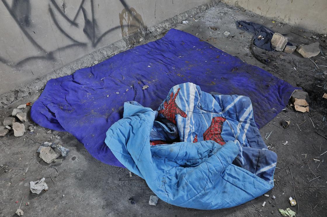 12.12 Реклама наркотиков и одеяла среди мусора: как выглядит место, где нашли тело младенца в Алматы
