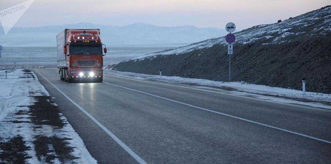Республиканскую трассу закрыли на востоке Казахстана из-за снега (видео)