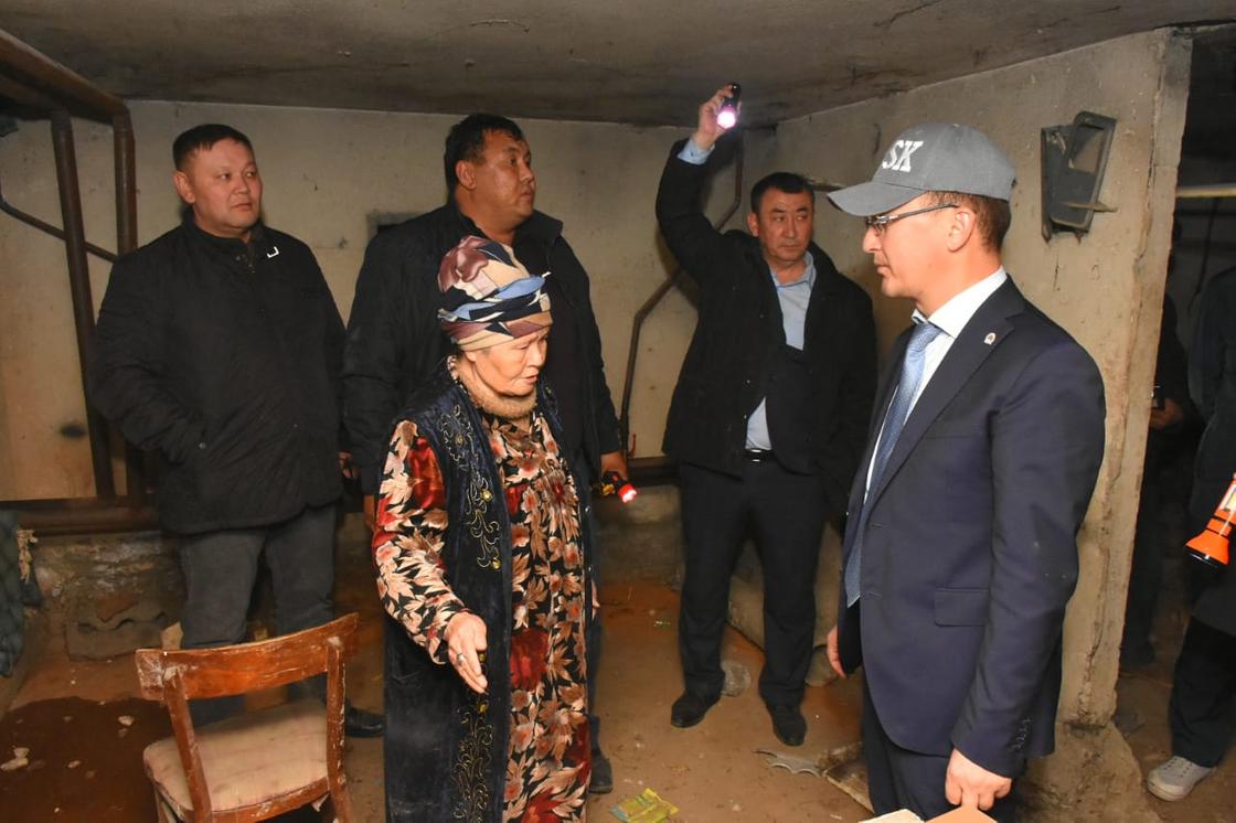 Аким Туркестана в резиновых сапогах прошелся по подвалам домов (фото)