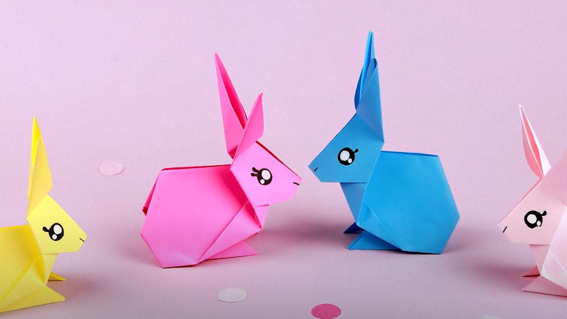 Разноцветные зайчики сделаны из цветной бумаги по технике оригами