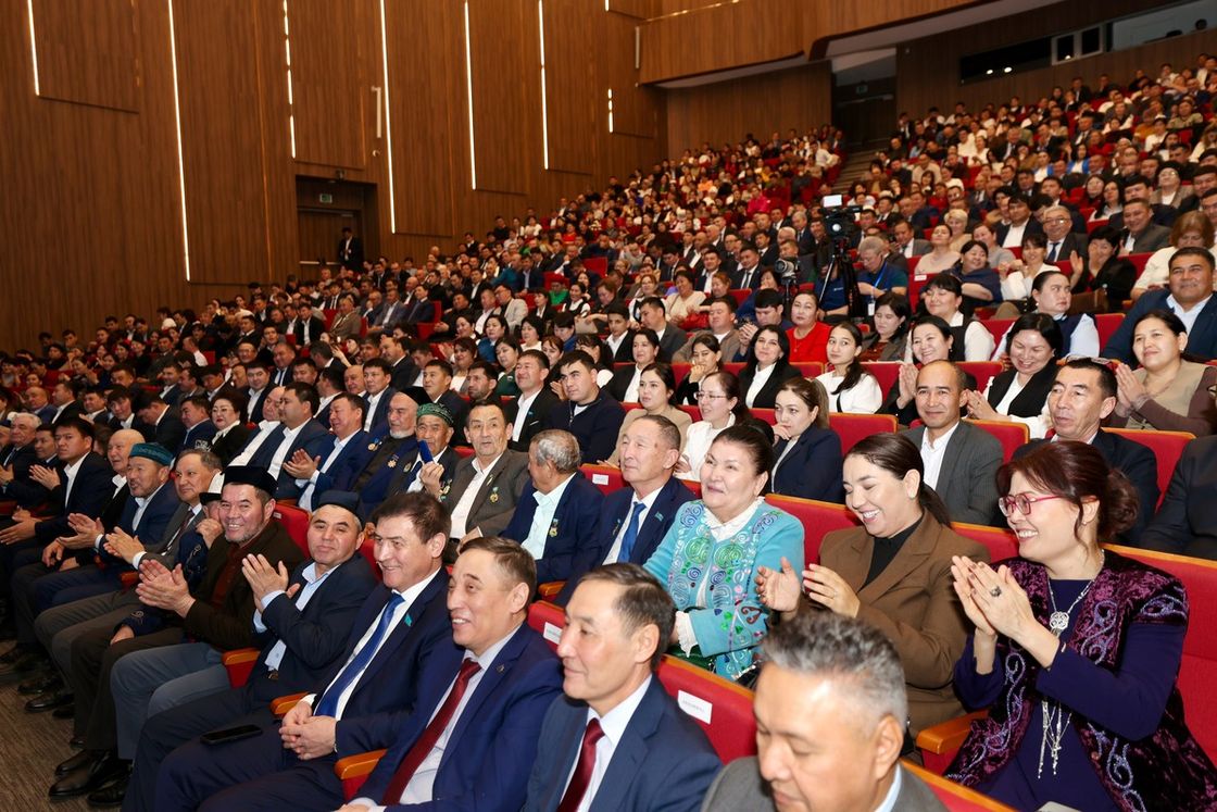 Встреча с общественностью в конгресс-холле Туркестана