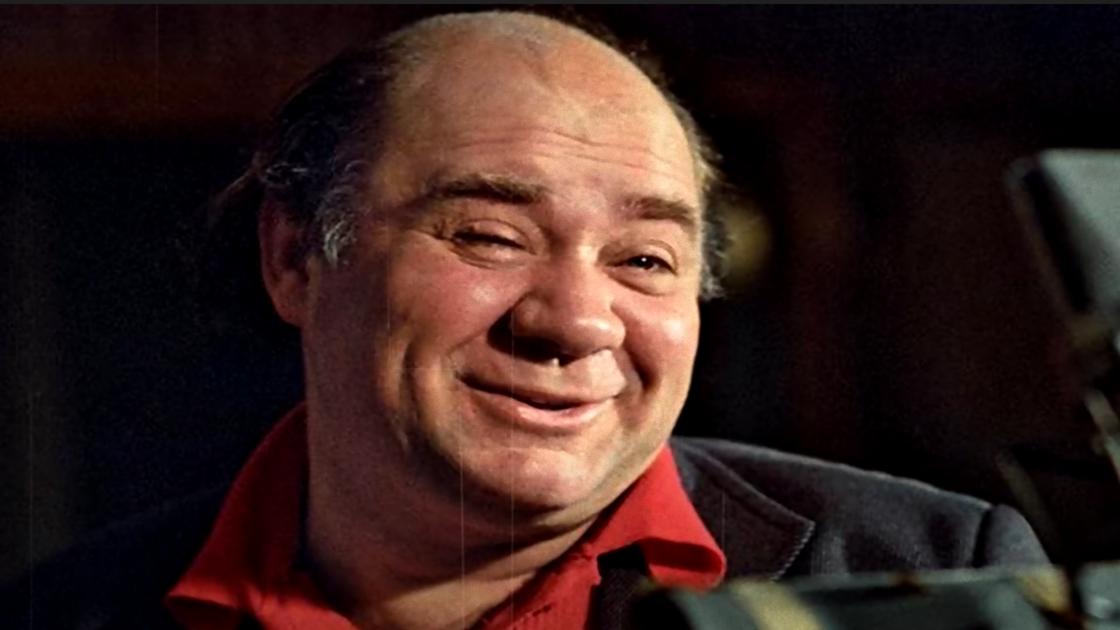 Улыбающийся Евгений Леонов в красной рубашке и пиджаке Улыбающийся Евгений Леонов в красной рубашке и пиджаке